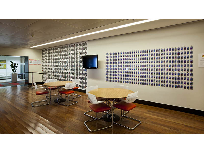 <p><em>Convivendo com a Arte: Conhecendo Artistas - Ateliê Fidalga</em> | 2011</p>
<p>Edifício sede do Banco Santander, São Paulo, SP, Brasil</p>
<p>foto: Ding Musa</p>