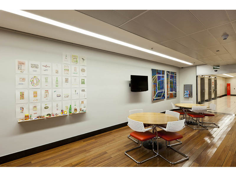 <p><em>Convivendo com a Arte: Conhecendo Artistas - Ateliê Fidalga</em> | 2011</p>
<p>Edifício sede do Banco Santander, São Paulo, SP, Brasil</p>
<p>foto: Ding Musa</p>