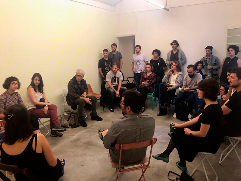 <p>Bate-papo sobre a exposição, com Alice Ricci, Ángel Calvo Ulloa e Paola Fabres, e lançamento da edição/julho do projeto Dupla Central da editora Ikrek. Sala Projeto Fidalga, 29/07/2017</p>