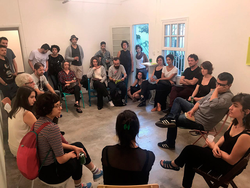 <p>Bate-papo sobre a exposição, com Alice Ricci, Ángel Calvo Ulloa e Paola Fabres, e lançamento da edição/julho do projeto Dupla Central da editora Ikrek. Sala Projeto Fidalga, 29/07/2017</p>
<p> </p>