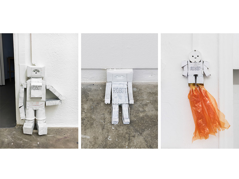 <p>KOJI IIJIMA, <em>Wall Sockets Robot #1, #2 e #3, 2017</em>, caixas de cigarro, acrílica e lápis</p>
<p>Foto: Ding Musa</p>
